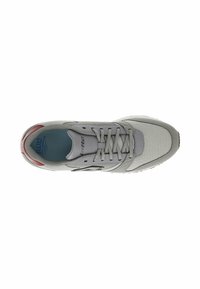 Scarpa sportiva grigia con tomaia in rete, collo imbottito e lacci. Presenta una suola testurizzata e un accentuazione rossa in contrasto sul tallone.