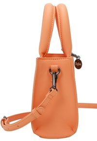 Borsa a mano sintetica arancione con doppie maniglie corte, tracolla regolabile e accessori in tonalità argento. Texture liscia con un design strutturato.