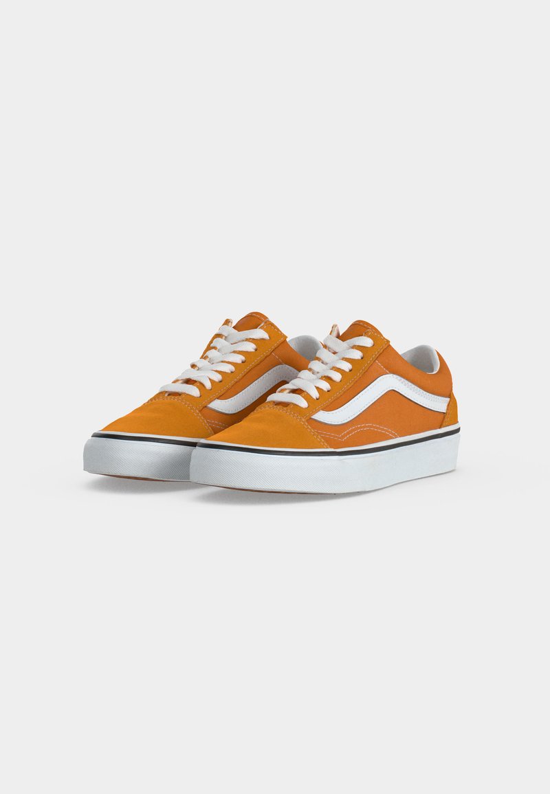 Par de zapatillas bajas naranjas con cordones blancos, franja lateral blanca y suelas blancas gruesas sobre un fondo liso y claro.