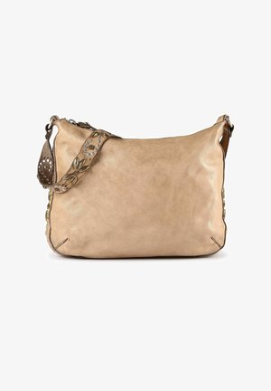Bolso de hombro de cuero beige con forma redondeada. Cuenta con una correa decorativa con tachuelas y detalles florales. Textura suave, costuras mínimas.