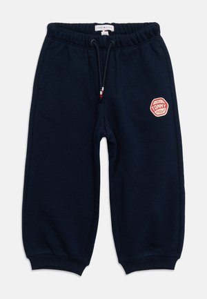 Pantalon de jogging bleu marine pour tout-petit avec taille et poignets élastiques, poches avant, cordon de serrage et écusson logo Tommy Hilfiger rouge et blanc sur la cuisse droite.
