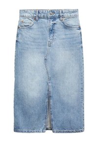 Jupe en denim bleu clair au design droit, avec une taille dotée de passants de ceinture, une fente à l'avant et des poches arrière. Le tissu a une texture lisse et légèrement décolorée.