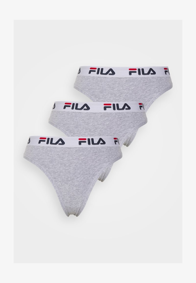 Sada šedých bavlněných string kalhotek se šedým elastickým pasem se znakem "FILA" a červenými a námořnickými akcenty. Součástí balení jsou tři páry.