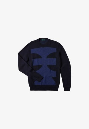 Marineblauer Strickpullover mit einem großen blauen abstrakten Design. Verfügt über einen Rundhalsausschnitt und lange Ärmel, gefertigt aus weichem, strukturiertem Stoff.