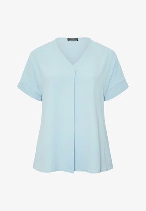 Blusa azul claro de manga corta con escote en V, corte holgado y detalle de costura central delantera.