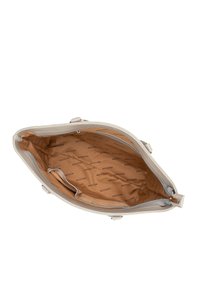 Borsa a tracolla grigia chiara con esterno liscio e interno in tessuto beige con un motivo di logo ripetuto. Chiusura con cerniera e tasche interne.