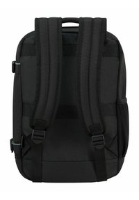 Zaino nero con spallacci regolabili imbottiti, maniglia di trasporto superiore, finitura testurizzata e tasca laterale in rete. Presenta un materiale resistente e un design minimalista.