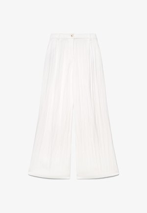 Pantalon blanc à jambes larges avec tissu plissé, fermeture à bouton et zip, et passants pour ceinture à la taille.