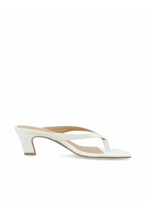 Sandale à talon en cuir blanc avec bride entre les orteils et bout carré, dotée d'un petit talon carré et d'une semelle intérieure beige.