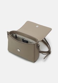 Borsa a tracolla beige realizzata in materiale testurizzato, con chiusura a scatto magnetico. Presenta una tasca con zip all'interno e una lunga tracolla regolabile.