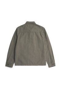 Camisa chaqueta de algodón verde oliva con mangas largas, cuello abotonado y puños con botones, con un acabado suave y mate.
