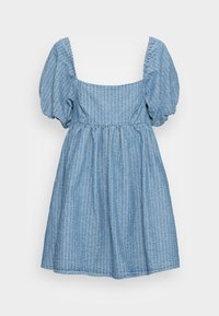 Vestido corto azul texturizado con mangas abullonadas y escote cuadrado, cintura fruncida y falda en línea A sobre fondo blanco.