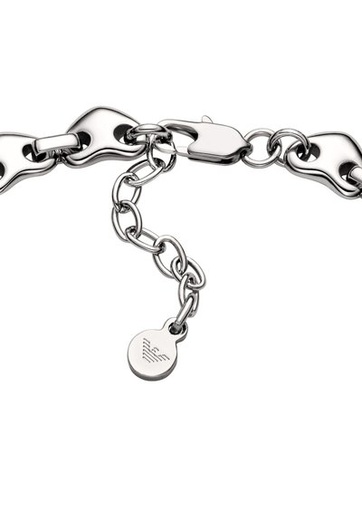 Bracelet en métal argenté composé de maillons arrondis, d'un fermoir mousqueton et d'une petite étiquette avec un motif embossé. Texture lisse et finition polie.