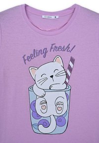 Maglietta corta viola con maniche a sbuffo che presenta un gatto cartone animato in un bicchiere con mirtilli e una cannuccia, con il testo "Feeling Fresh!" in un carattere luccicante.