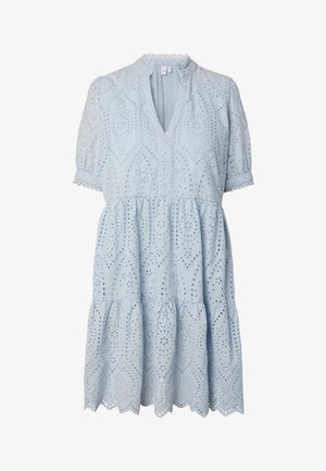 Hellblaues Kurzarmkleid mit Lochstickerei, V-Ausschnitt, geraffter Taille und gewelltem Saumdetail.