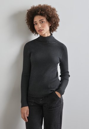 Tmavě šedý žebrovaný rolák s dlouhými rukávy, slim fit, měkká textura a ležérní styl, v kombinaci s černými kalhotami.