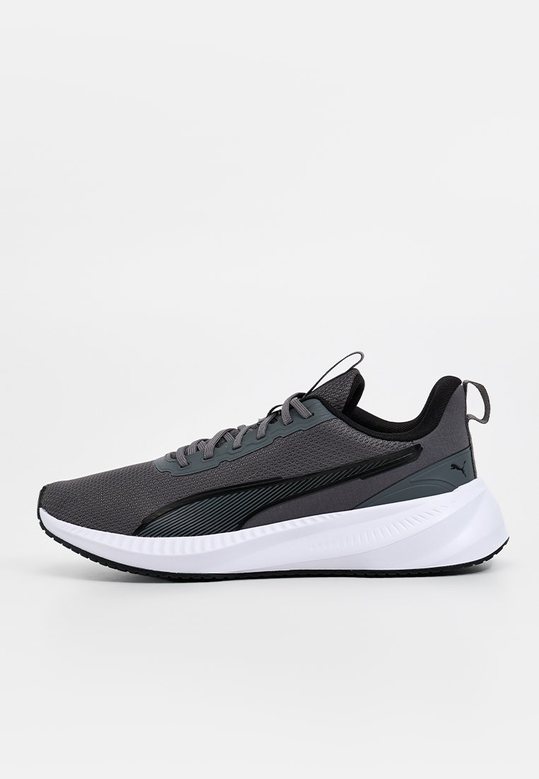 Zapatilla deportiva gris con parte superior de malla texturizada, acentos en negro y entresuela blanca. Presenta una puntera redondeada y una suela acolchada para mayor comodidad.