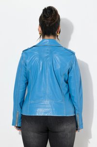 Blaue Lederjacke mit Schulterklappen, sichtbaren Nähten und Reißverschlusstaschen an den Ärmeln. Glatte Textur und taillierte Passform.