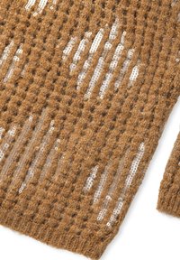 Brązowa dzianina o fakturze, z białymi akcentami z cekinów w pionowe paski. Wzór zawiera otwarte sploty oraz miękką, puszystą teksturę.