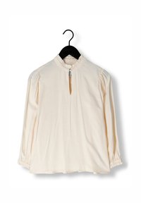 Cremfarbene Bluse mit hohem Rüschenkragen, langen Ärmeln und einer Schlitzöffnung. Weicher Stoff mit gerafften Details an den Manschetten und dem Saum.