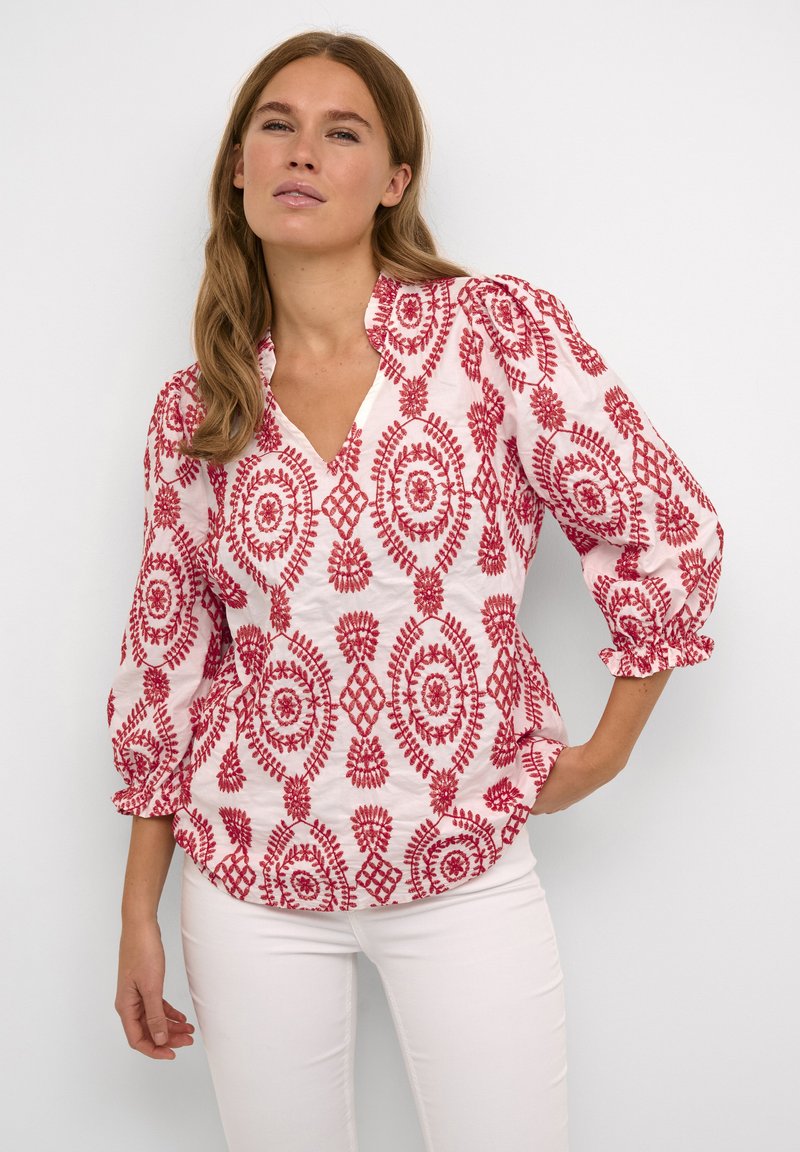 Rot-weiß gemusterte Bluse mit V-Ausschnitt, 3/4 Puffärmeln und lockerer Passform. Verfügt über filigrane Blumen- und geometrische Designs.