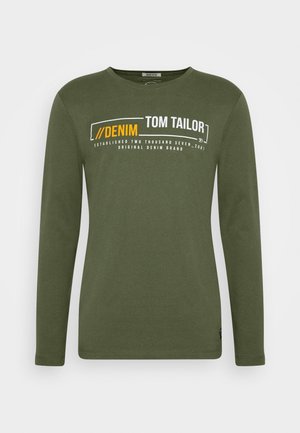 Chemise à manches longues verte avec "Denim Tom Tailor" et texte blanc supplémentaire imprimé au centre devant.
