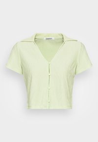 Blusa de manga curta, verde claro, com decote em V e tecido texturizado. Apresenta um fecho frontal com botões e colarinho pontudo.