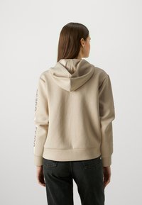 Guess HOOD STUDS LOGO - Užtrauktuku užsegamas treningas - foamy taupe
