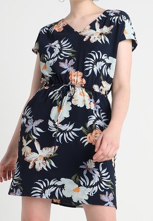 Robe florale avec un fond bleu marine, manches courtes, décolleté en V, taille froncée et motif floral multicolore.