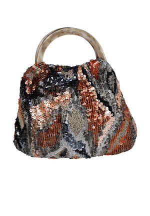 Bolso con lentejuelas multicolor brillantes en tonos naranja, negro, gris y beige, con un asa redonda beige tipo mármol.
