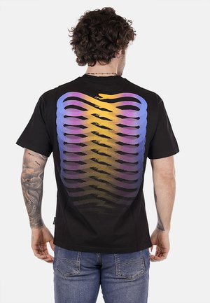 T-shirt nera con un design a gradiente colorato sulla schiena, che passa dal viola al giallo, con schemi ondulati ripetuti.