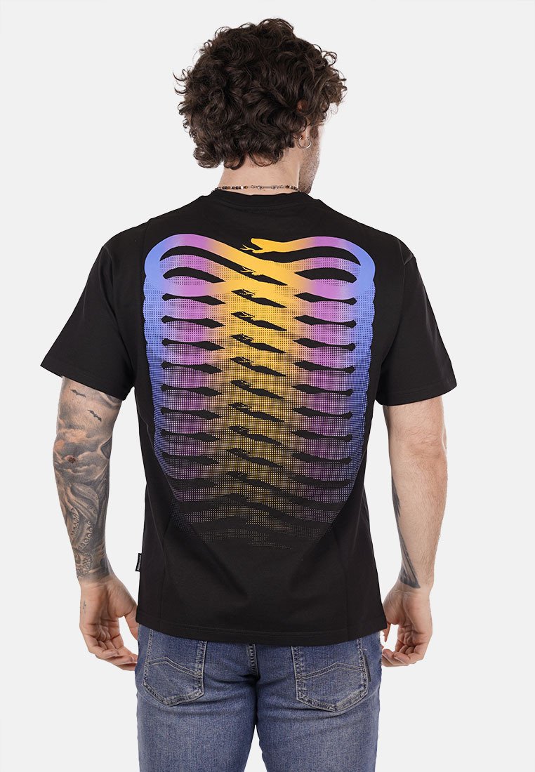 T-shirt nera con un design a gradiente colorato sulla schiena, che passa dal viola al giallo, con schemi ondulati ripetuti.