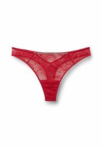 String en dentelle rouge avec motifs floraux, texture transparente et taille lisse ornée d'accents décoratifs.