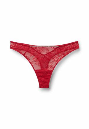 Czerwone koronkowe stringi z kwiatowymi wzorami, przezroczystą fakturą oraz gładkim pasem z ozdobnymi akcentami.