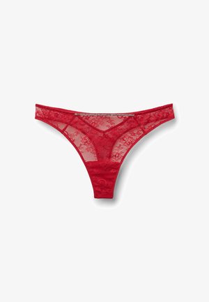 Tanga de encaje rojo con patrones florales, textura translúcida y una cintura lisa con adornos decorativos.