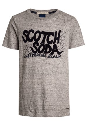 Lys grå T-shirt med korte ærmer med sort fed skrift "Scotch & Soda Amsterdams Blauw" og tre X-symboler foran.