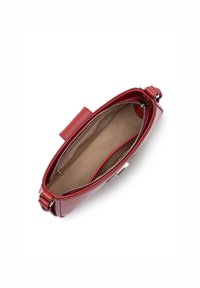 Borsa a tracolla rossa in pelle con chiusura a zip, esterno liscio e interno in tessuto beige con una tasca piatta. Forma rettangolare compatta.