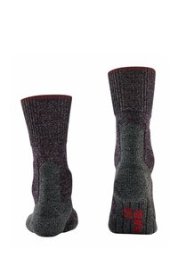 Ciemnoszare skarpety w burgundowym kolorze z prążkowanymi mankietami, wzmocnioną piętą i palcami, teksturowanym splotem, z czerwonymi akcentami i designem wsparcia łuku stopy.