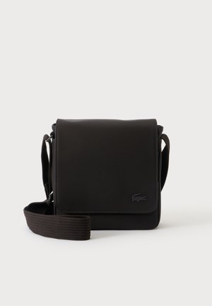 Borsa a tracolla nera con chiusura a patta, tracolla regolabile, tessuto strutturato e piccolo logo in rilievo nell'angolo in basso a destra sul davanti.
