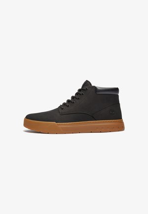 Černá vysoká sneakerka vyrobená z jemné kůže, s hnědou gumovou podrážkou, kulatými tkaničkami a polstrovaným límcem s detailem loga na boku.