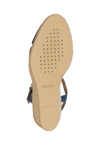 Sandalo con zeppa Geox con tomaia in tessuto blu, suola in gomma texturizzata marrone con perforazioni per la traspirabilità e dettagli in juta intrecciata.