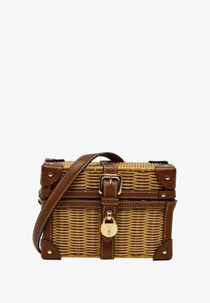 Borsa rettangolare in vimini con rifinitura in pelle marrone, cinturino con fibbia, tracolla e lucchetto dorato a forma di cuore sul davanti.