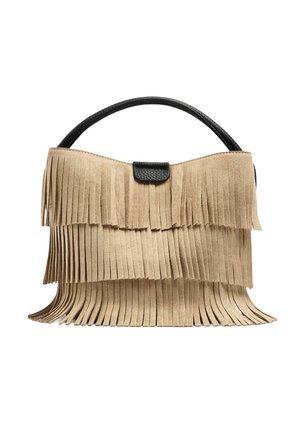 Beżowa zamszowa torba na ramię z warstwowymi frędzlami oraz krótkim czarnym skórzanym uchwytem i zapięciem.