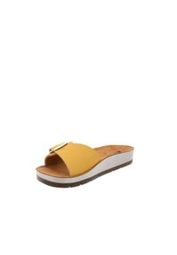 Infradito gialle con una larga fascia, accentata da una fibbia metallica, soletta in sughero e una suola leggera e strutturata. Design con punta rotonda.