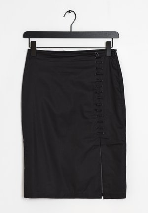 Gonna a matita nera con dettagli di laccatura laterale e uno spacco sull'orlo. Realizzata in tessuto liscio con una silhouette aderente.