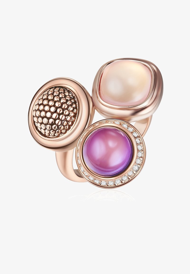 Trislojna oznaka v rožnato zlatu, ki vsebuje teksturirane, okrogle in kvadratne kamenčke v mehkih odtenkih rožnate in vijolične, obogatena z majhnimi prozornimi kamenčki.