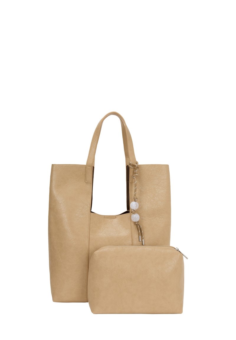 Beige faux læder tote taske med en stor åbning, to hanke og en aftagelig matchende pung. Glat tekstur med minimal detaljering.