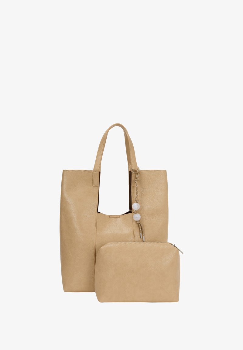 Beige neplederen schoudertas met een grote opening, twee handvatten en een afneembare bijpassende pouch. Glad oppervlak met minimale details.
