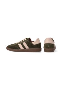 Grüne Wildledersneaker mit pinken Lederelementen und drei weißen Streifen. Verfügt über eine runde Zehenpartie und eine Gummisohle mit strukturiertem Profil.