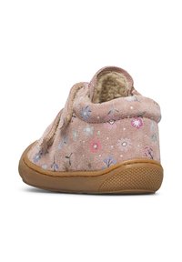 Scarpa in suede a pattern floreale rosa con suola in gomma, dotata di una fodera morbida e design a caviglia alta. Chiusura con lacci e dettagli testurizzati.